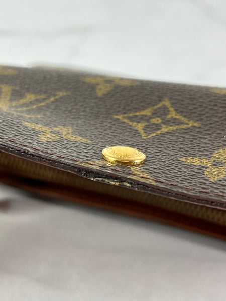 LOUIS VUITTON Monogram Sarah Wallet (with crossbody chain)