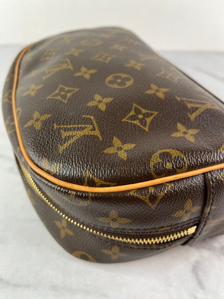 LOUIS VUITTON Monogram Toiletry Bag 25