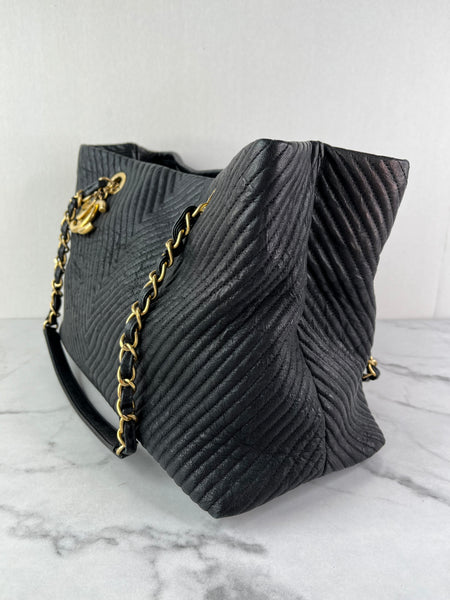 CHANEL Black Wrinkled Lambskin Chevron Quilted Surpique Tote Shoulder Bag
