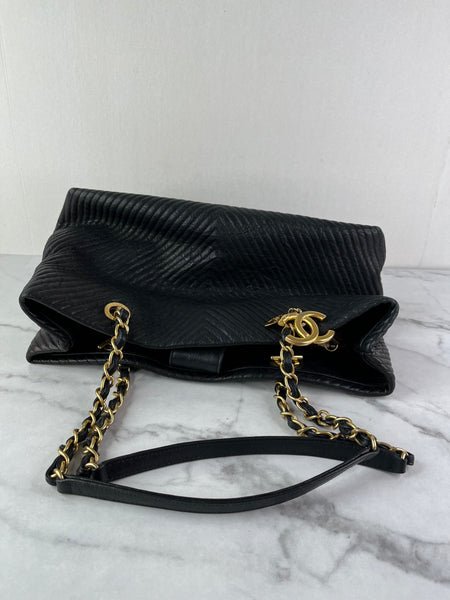 CHANEL Black Wrinkled Lambskin Chevron Quilted Surpique Tote Shoulder Bag