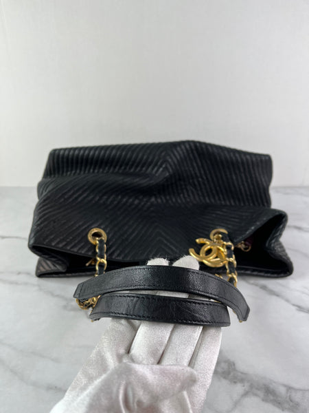 CHANEL Black Wrinkled Lambskin Chevron Quilted Surpique Tote Shoulder Bag