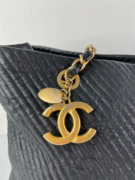 CHANEL Black Wrinkled Lambskin Chevron Quilted Surpique Tote Shoulder Bag