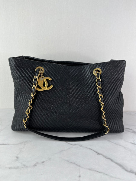 CHANEL Black Wrinkled Lambskin Chevron Quilted Surpique Tote Shoulder Bag