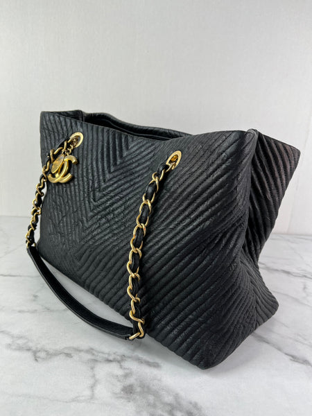 CHANEL Black Wrinkled Lambskin Chevron Quilted Surpique Tote Shoulder Bag