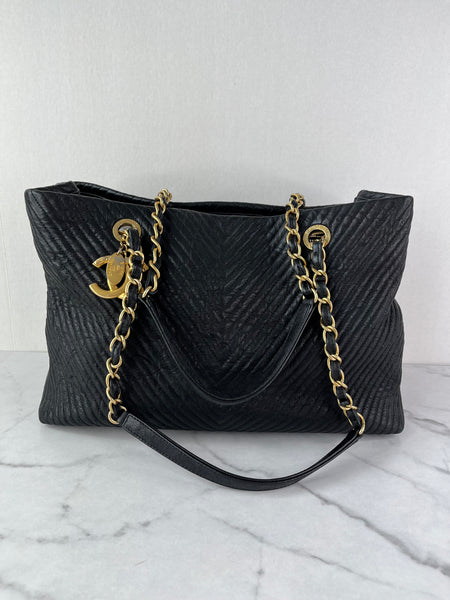 CHANEL Black Wrinkled Lambskin Chevron Quilted Surpique Tote Shoulder Bag
