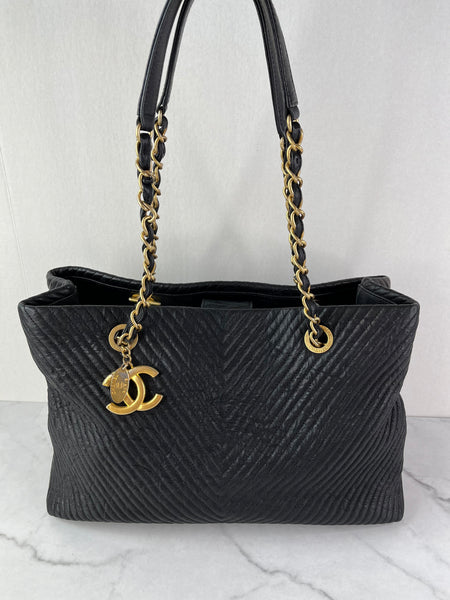 CHANEL Black Wrinkled Lambskin Chevron Quilted Surpique Tote Shoulder Bag
