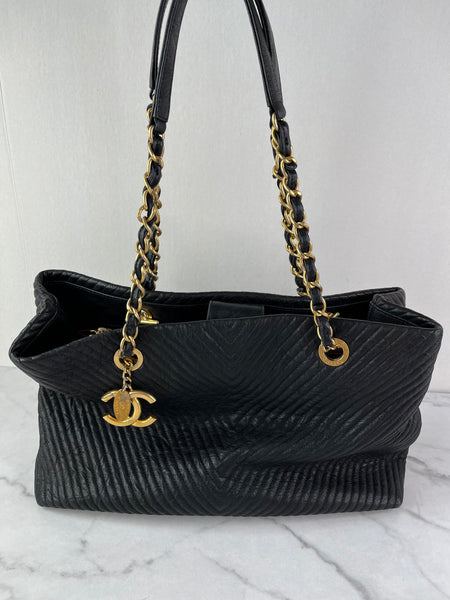 CHANEL Black Wrinkled Lambskin Chevron Quilted Surpique Tote Shoulder Bag