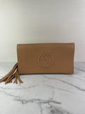 GUCCI Camelia (rose beige) Pebbled Calfskin Soho Clutch