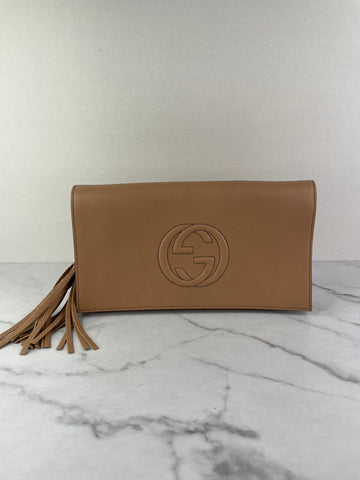 GUCCI Camelia (rose beige) Pebbled Calfskin Soho Clutch