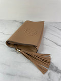 GUCCI Camelia (rose beige) Pebbled Calfskin Soho Clutch