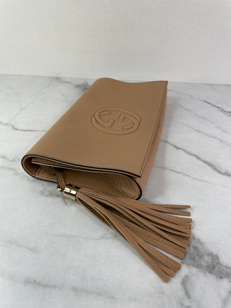 GUCCI Camelia (rose beige) Pebbled Calfskin Soho Clutch