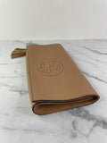 GUCCI Camelia (rose beige) Pebbled Calfskin Soho Clutch