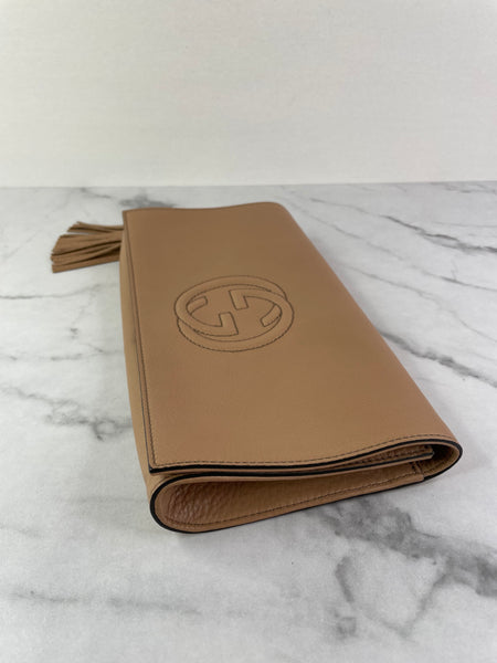 GUCCI Camelia (rose beige) Pebbled Calfskin Soho Clutch