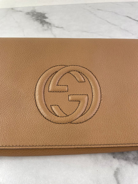 GUCCI Camelia (rose beige) Pebbled Calfskin Soho Clutch