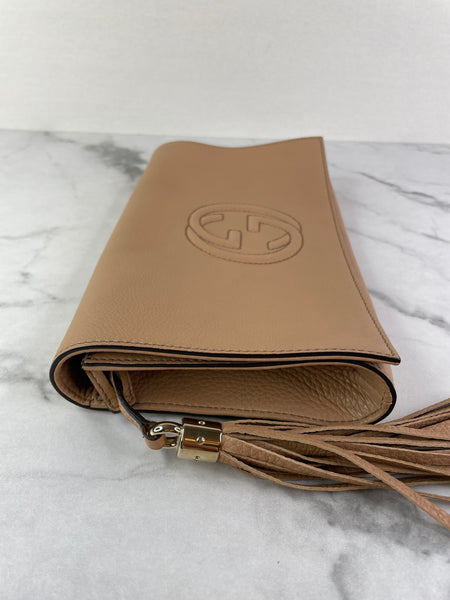 GUCCI Camelia (rose beige) Pebbled Calfskin Soho Clutch