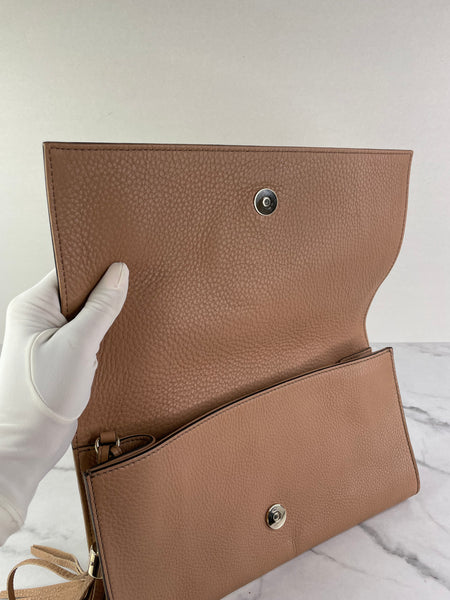 GUCCI Camelia (rose beige) Pebbled Calfskin Soho Clutch