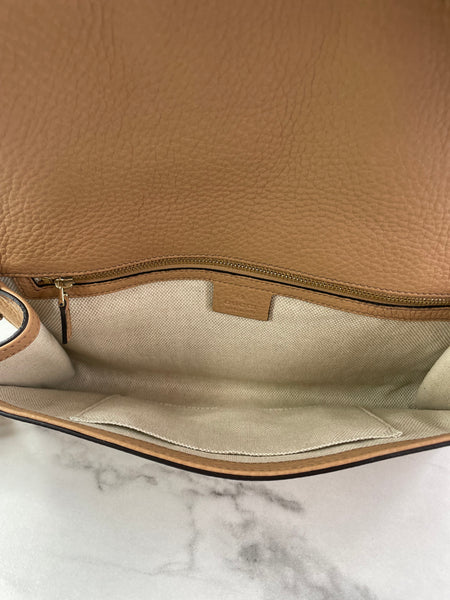 GUCCI Camelia (rose beige) Pebbled Calfskin Soho Clutch