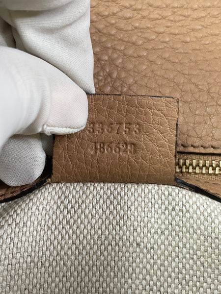 GUCCI Camelia (rose beige) Pebbled Calfskin Soho Clutch