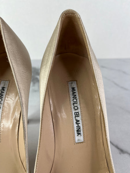 MANOLO BLAHNIK HANGISI Champagne Satin Jewel Buckle Pumps Size 35.5