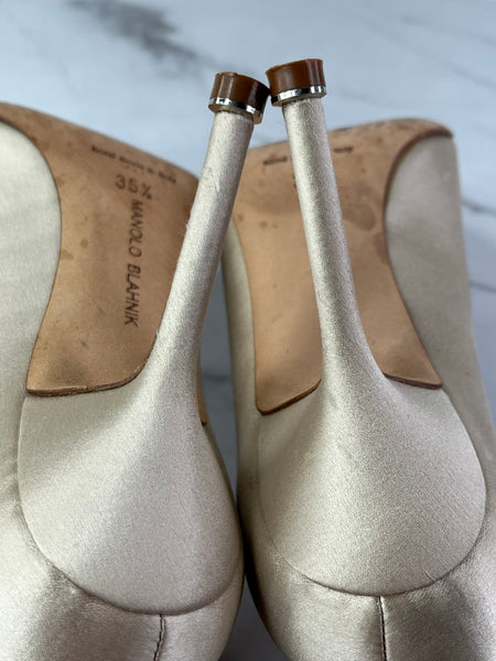 MANOLO BLAHNIK HANGISI Champagne Satin Jewel Buckle Pumps Size 35.5