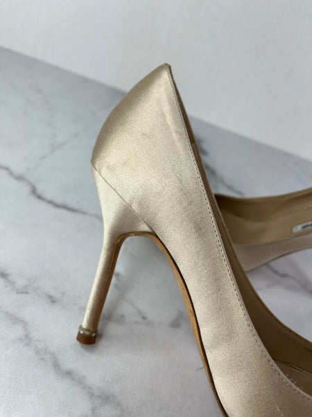 MANOLO BLAHNIK HANGISI Champagne Satin Jewel Buckle Pumps Size 35.5