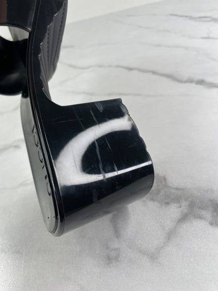 GUCCI Black Rubber Gucci Logo Slide Sandals Size 36