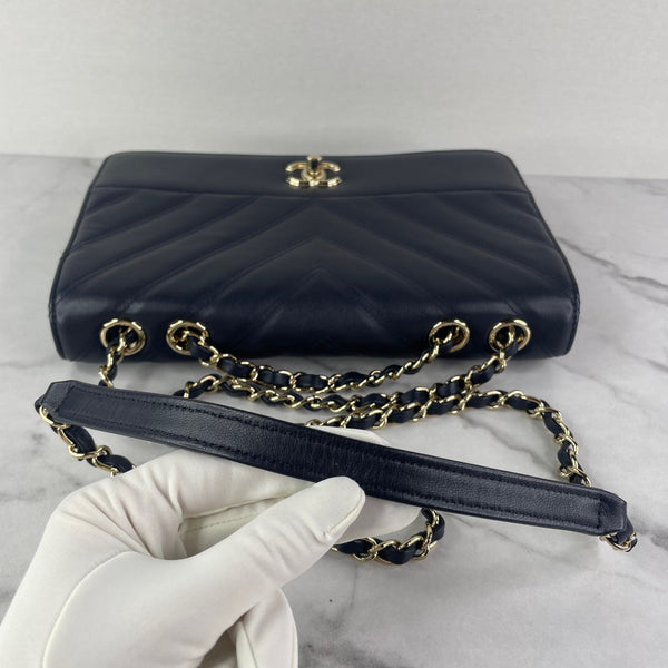 Chanel Navy Blue Chevron Quilted Leather Single Flap Crossbody/Shoulder Bag