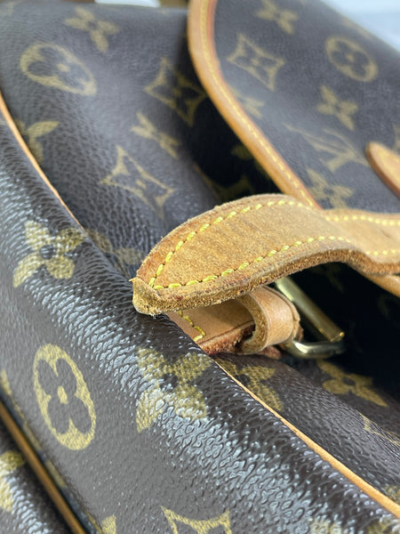 LOUIS VUITTON Monogram Saumur 30 Crossbody/Shoulder Bag