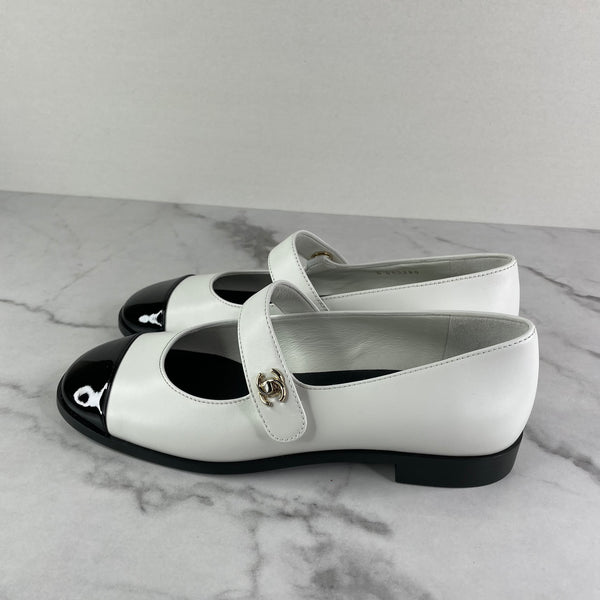 CHANEL Black/White CC Logo MARY JANES Patent Toe Flats Size 38.5