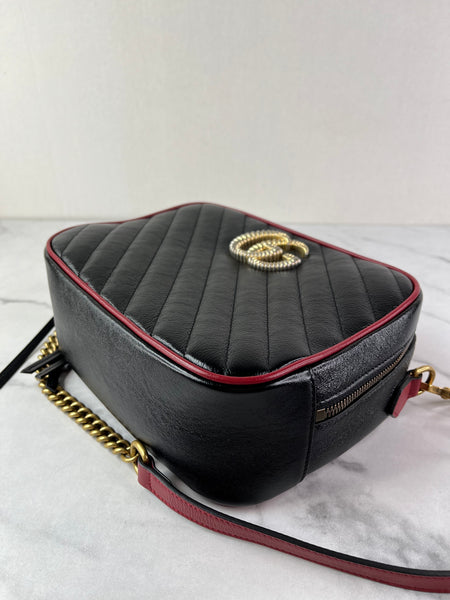 GUCCI Black/Romantic Cherry Red Calfskin Matelasse Diagonal Small Torchon GG Marmont Bamboo Top Handle Shoulder/Crossbody Bag