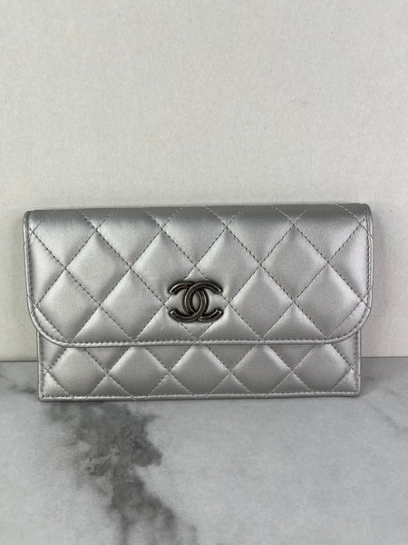CHANEL Multi Pochette Metallic Silver Quilted Lambskin clutch/wallet/crossbody/shoulder bag