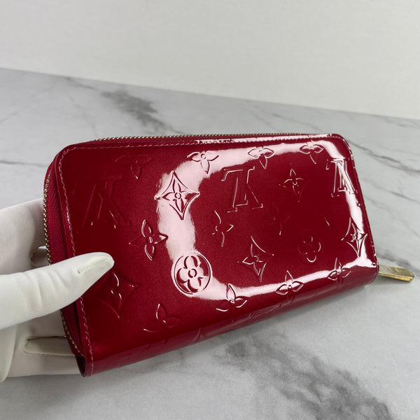 LOUIS VUITTON Pomme D'Amour Vernis Zippy Wallet