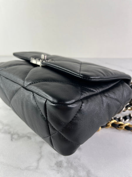 Chanel Black Lambskin Quilted Medium Chanel 19 Flap Shoulder/Crossbody Bag
