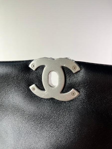 Chanel Black Lambskin Quilted Medium Chanel 19 Flap Shoulder/Crossbody Bag