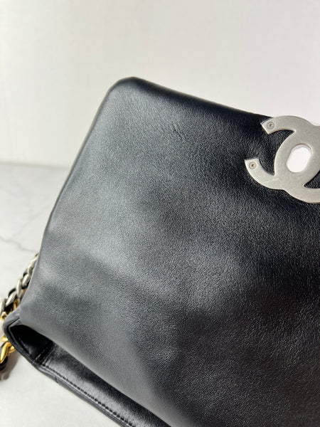 Chanel Black Lambskin Quilted Medium Chanel 19 Flap Shoulder/Crossbody Bag