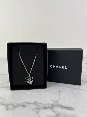 CHANEL SILVER/BLACK CC LOGO CAMELLIA NECKLACE