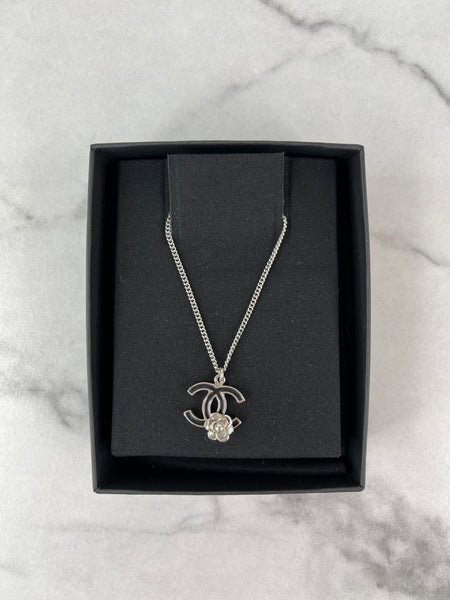 CHANEL SILVER/BLACK CC LOGO CAMELLIA NECKLACE