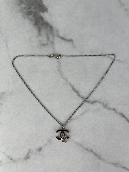 CHANEL SILVER/BLACK CC LOGO CAMELLIA NECKLACE