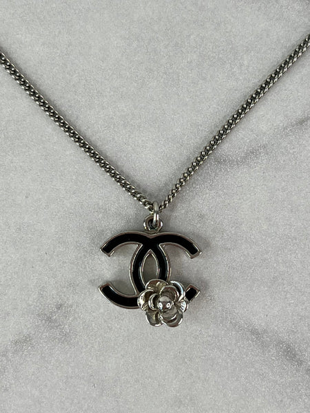 CHANEL SILVER/BLACK CC LOGO CAMELLIA NECKLACE