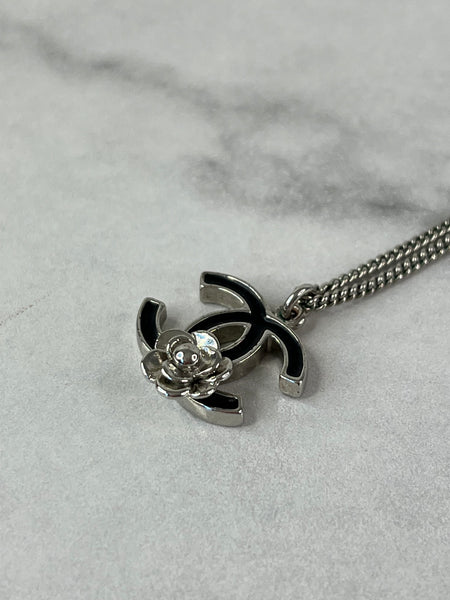 CHANEL SILVER/BLACK CC LOGO CAMELLIA NECKLACE