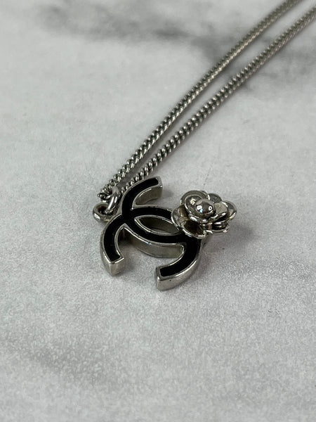CHANEL SILVER/BLACK CC LOGO CAMELLIA NECKLACE