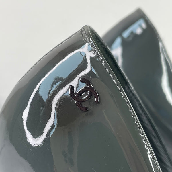 Chanel Dark Grey/Burgundy Patent Cap Toe CC Pumps Size 39.5